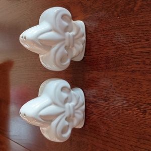 New Better Homes and Gardens Country Crest Stoneware Salt & Pepper Shakers b150